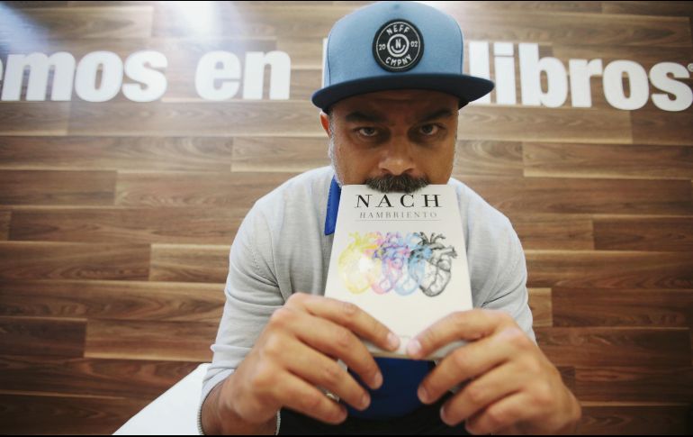 Alejado de los conciertos donde sus letras se corean sin pausa, el rapero nacido en España, se dedicó a escribir su primer libro de poesía. EL INFORMADOR/ F. Atilano