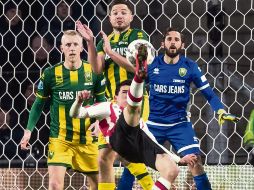 Cerca. El delantero mexicano Hirving Lozano (centro) realiza una chilena con la que podría haber dado más ventaja al PSV en su victoria sobre el Den Haag. AFP