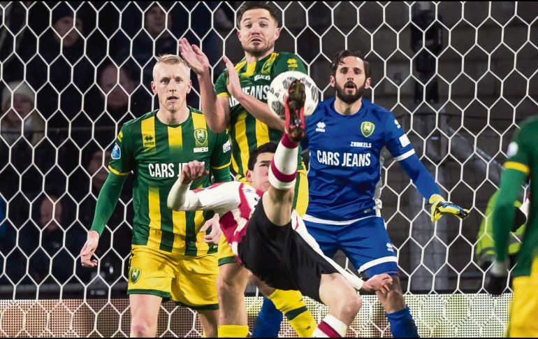 Cerca. El delantero mexicano Hirving Lozano (centro) realiza una chilena con la que podría haber dado más ventaja al PSV en su victoria sobre el Den Haag. AFP