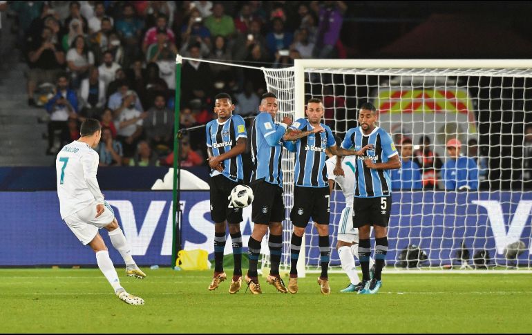 Máximo histórico. Cristiano Ronaldo (#7) anota un tiro libre y aumenta  su récord de goles en la historia de los Mundiales de Clubes. AFP
