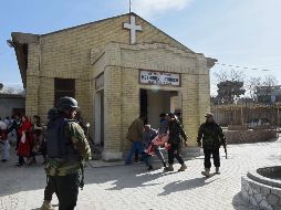Soldados y voluntarios trasladan a una mujer herida a una de las ambulancias. AFP/B. Khan