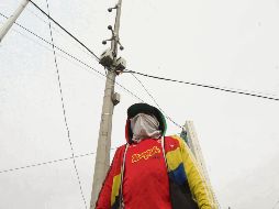 A pesar del frío, un trabajador terminó de colocar cámaras de videovigilancia en uno de los 144 puntos que se cuidarán en Tlajomulco. EL INFORMADOR/G. Gallo