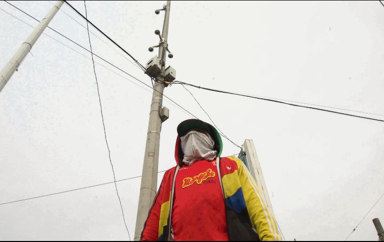 A pesar del frío, un trabajador terminó de colocar cámaras de videovigilancia en uno de los 144 puntos que se cuidarán en Tlajomulco. EL INFORMADOR/G. Gallo