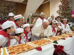 Francisco les dijo a los niños ''cómanse todos estos cuatro metros de pizza porque les hará crecer''. AFP/Vatican
