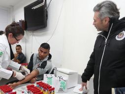 Carlos Salcido se hace los exámenes médicos en el Club Chivas Verde Valle esta mañana. TWITTER / @Chivas