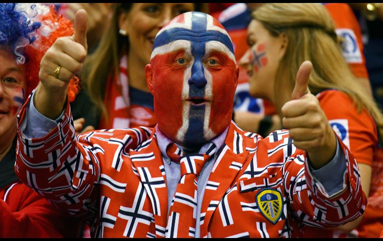 Un aficionado anima al equipo de Noruega en la final del campeonato mundial de balonmano ante Francia, en la ciudad alemana de Hamburgo. AFP/P. Stollarz