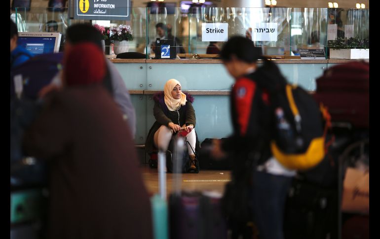 Una huelga nacional ha dejado a pasajeros varados en el aeropuerto Ben Gurion en Tel Aviv, Israel. Sindicatos protestan contra la decisión de la empresa Teva de despedir a una cuarta parte de sus empleados. AP/A. Schalit
