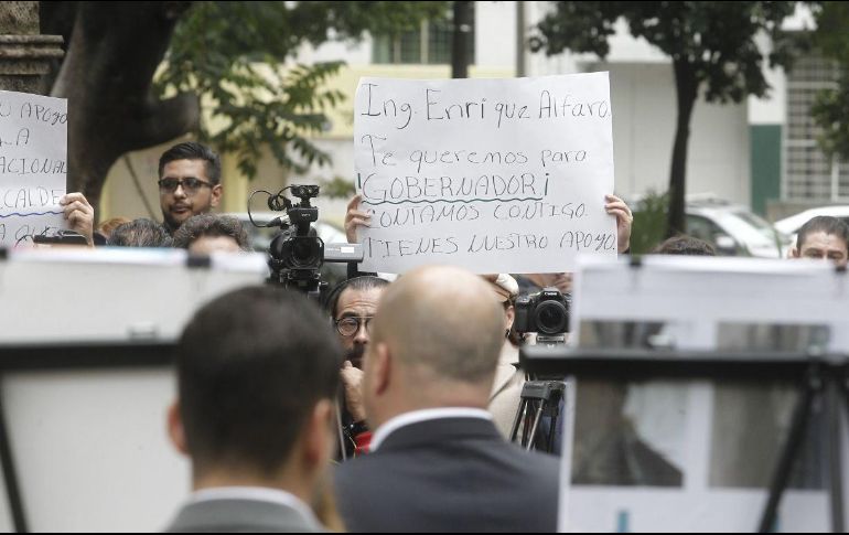 Durante la entrega de obras en el Hospital Civil, partidarios de Enrique Alfaron mostraron pancartas dándole su apoyo para la candidatura. EL INFORMADOR / A. Camacho