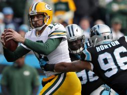 Rodgers (I) volvió a los emparrillados tras sufrir una fractura de clavícula el 15 de octubre pasado. AFP/S. Lecka