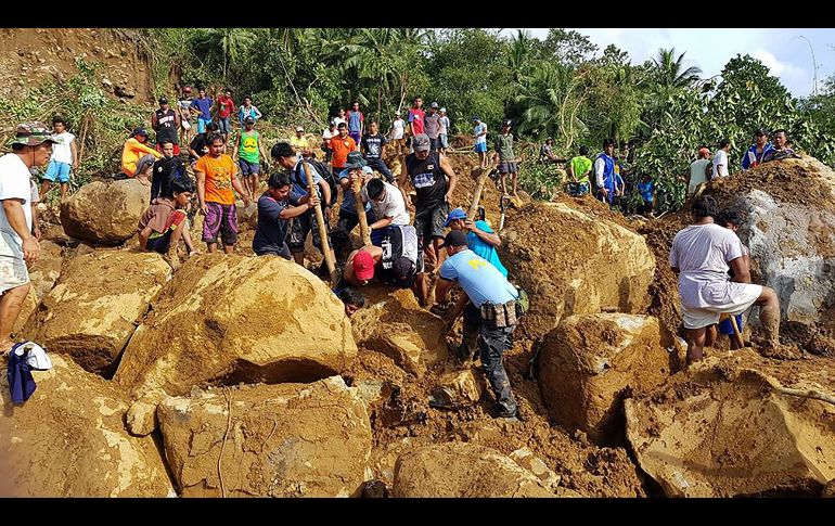 Policías y voluntarios buscan sobrevivientes de un deslizamiento de tierra provocado por la tormenta en Naval. Al menos 26 personas murieron en deslaves. AFP/Oficina Regional VIII de la Policía Nacional