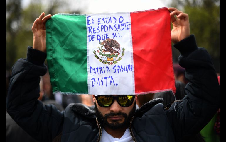 Los manifestantes marcharon de la Estela de Luz hacia Los Pinos.