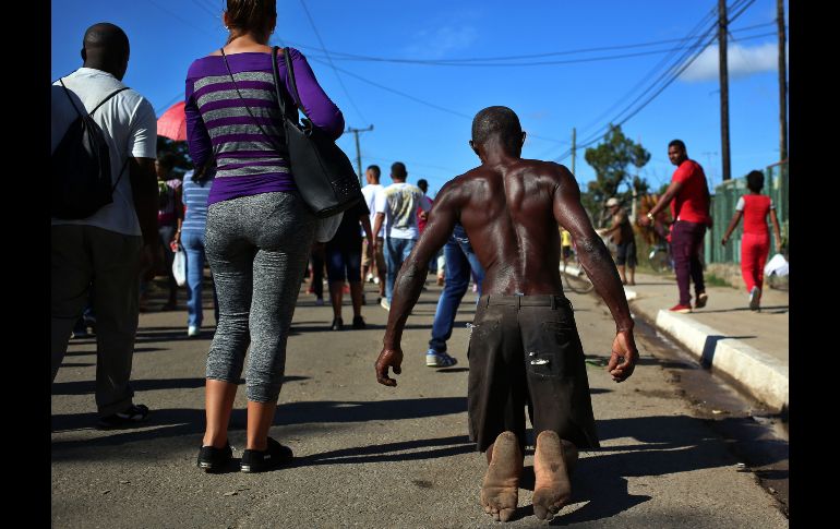 Cientos de personas visitan el Santuario de El Rincón, en las afueras de La Habana, para pedir y pagar promesas al San Lázaro el milagroso, uno de los santos más venerados en Cuba. EFE/A. Ernesto