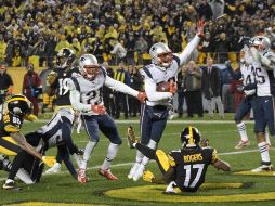 Harmon (con el brazo alzado) celebra tras atrapar el ovoide y decidir el partido a favor de los Patriots. AP/K. Srakocic