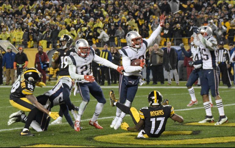 Harmon (con el brazo alzado) celebra tras atrapar el ovoide y decidir el partido a favor de los Patriots. AP/K. Srakocic