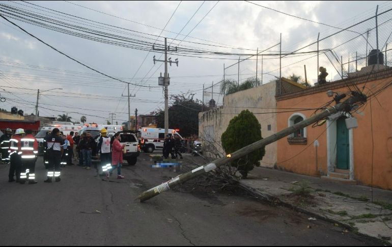 La menor salió proyectada por el choque y, al parecer, perdió la vida al instante por el impacto. ESPECIAL/ BOMBEROS GUADALAJARA