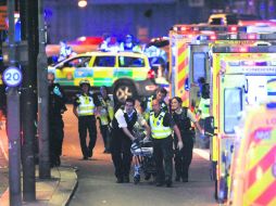 Regresa el terror. Paramédicos londinenses trasladan al hospital a uno de los heridos. AFP /