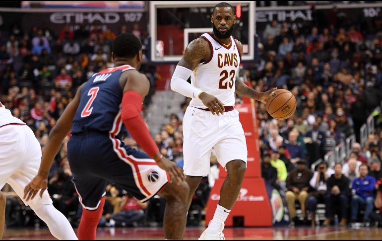 LeBron James. Luciendo unos zapatos especiales, el astro de los Cavaliers intenta encestar ante la marca de Jodie Meeks y Mike Scott (#30), de los Wizards. AP