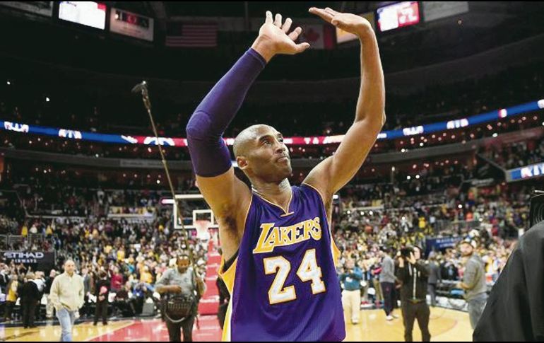Histórico. Kobe Bryant se retiró en 2016 con marca de 33 mil 643 puntos anotados. AP