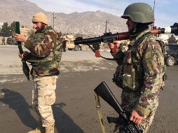 Agentes de seguridad vigilan los alrededores del centro de entrenamiento del Directorio Nacional de Seguridad. EFE/J. Jalali
