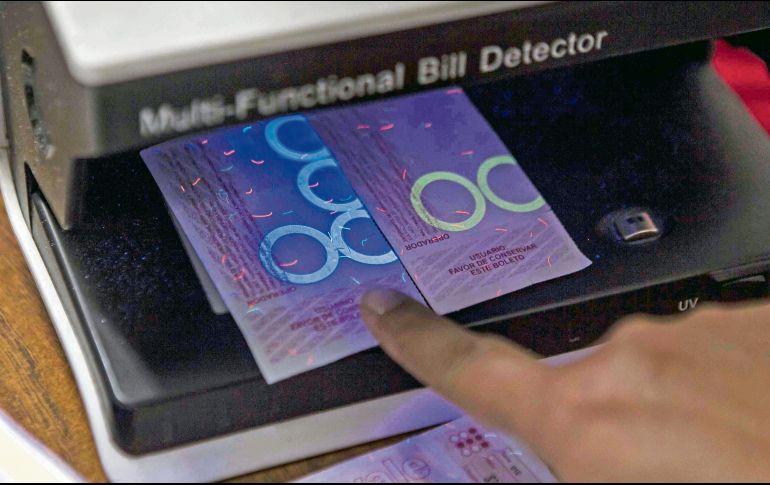 Precaución. Algunas unidades utilizan máquinas para detectar boletos falsos. EL INFORMADOR/ARCHIVO