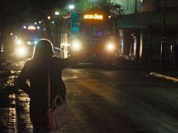 Miedo. Las mujeres se sienten más vulnerables al abordar unidades sin luces o con iluminación en neón. EL INFORMADOR/G. Gallo