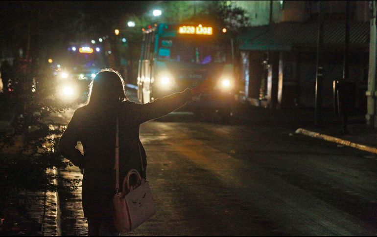 Miedo. Las mujeres se sienten más vulnerables al abordar unidades sin luces o con iluminación en neón. EL INFORMADOR / G. Gallo