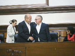 Nuevo reto. Enrique Alfaro felicitó al nuevo alcalde de Guadalajara, Enrique Ibarra Pedroza, quien lo sustituye tras pedir licencia al cargo. ESPECIAL