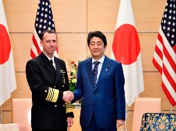 Shinzo Abe (d) y el almirante John Richardson posan para los medios luego de brindar una declaración conjunta. AFP/F. Robichon