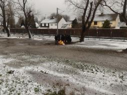Un grupo de inmigrantes se agrupa alrededor de una fogata para calentarse en medio del intenso frío. ESPECIAL/HRW