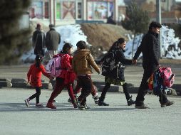 Varios niños que estudian en una escuela cercana fueron evacuados ante el peligro. AP/R. Gul