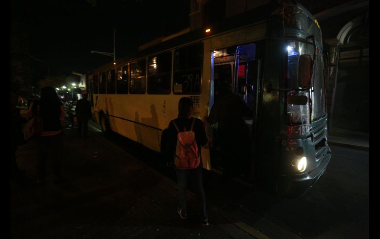 Camión oscuro con luces de neón, en la esquina de la calle San Felipe. EL INFORMADOR / G. Gallo