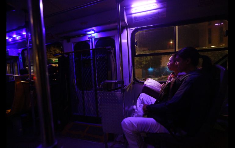 Según lo estipulado por la Ley de Movilidad, los urbanos que no tengan las luces principales e interiores encendidas, serán sancionados. EL INFORMADOR / G. Gallo