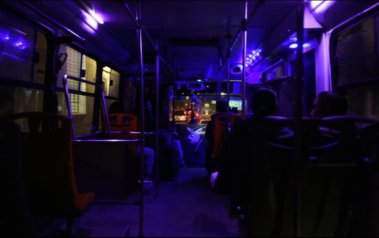 Usuarios consideran que se exponen a situaciones peligrosas cuando los camiones van en penumbras. EL INFORMADOR / G. Gallo