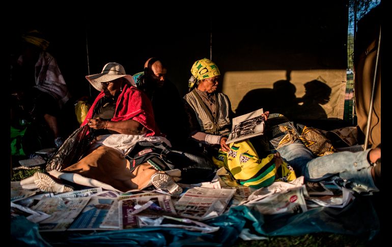 Simpatizantes del Congreso Nacional Africano acampan afuera de la sede de la conferencia nacional del partido en Johannesburgo, Sudáfrica. AFP/G. Khan