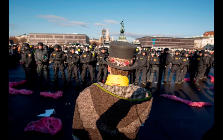 Policías antimontines vigilan cerca del palacio presidencial en Viena, Austria, durante una protesta en el día de la toma de protesta del nuevo gobierno austriaco. AFP/J. Klamar