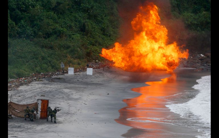 Marinos filipinos detonan un blanco en un entrenamiento conjunto con elementos de la Defensa australiana en Ternate, Filipinas. AP/B. Marquez