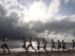 El plantel comenzó su sesión este lunes en punto de las 07:30 horas en el gimnasio del hotel, para luego dar paso a la parte de potencia en la playa. ESPECIAL / Club Chivas