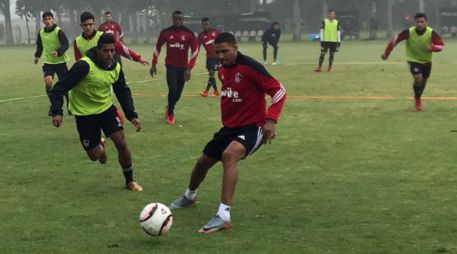 El jugador (C) irá de menor a mayor intensidad hasta ponerse al parejo de sus compañeros para ser tomado en cuenta en los amistosos que se tienen programados para esta semana. ESPECIAL / Atlas FC