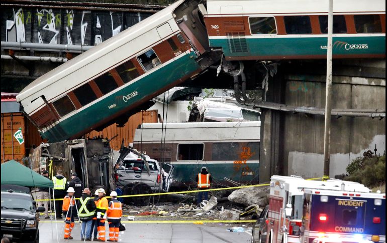 Un tren Amtrack 501 descarrilaró y cayó sobre la autopista interestatal 5 cerca de Olympia, en el estado de Washington. Se reportan al menos tres muertos. AP/E. Thompson