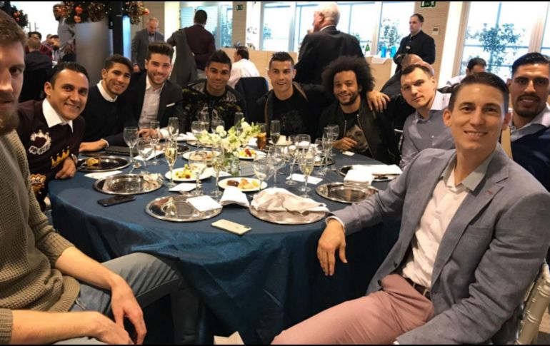 En la foto publicada en las redes sociales del mexicano, podemos ver a los futbolistas Keylor Navas, Casemiro, Cristiano Ronaldo y Marcelo. TWITTER / @AyonGustavo