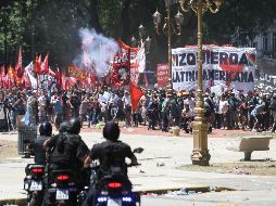 La Policía comenzó a disparar balas de goma y arrojar gas pimienta, así como chorros de agua para restablecer el orden. EFE / D. Fernández