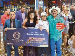 Honorina Arroyo. La chef, de blanco, nueva monarca del reality de comida. NTX