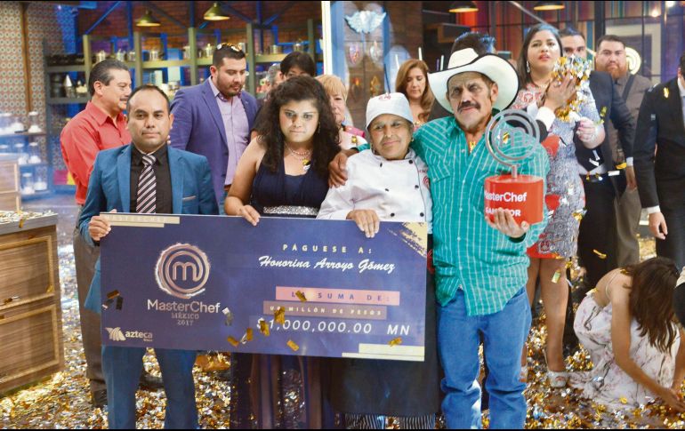 Honorina Arroyo. La chef, de blanco, nueva monarca del reality de comida. NTX