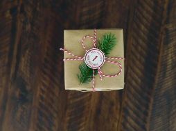 Si eres una persona que se inclina por lo simple y bello, envolver tu regalo con papel kraft es lo ideal. ESPECIAL