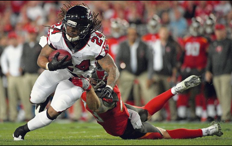 Halcones mejoró su récord a 9-5 para afianzarse en puestos de comodín para la siguiente ronda. AP/P. M. Ebenhack