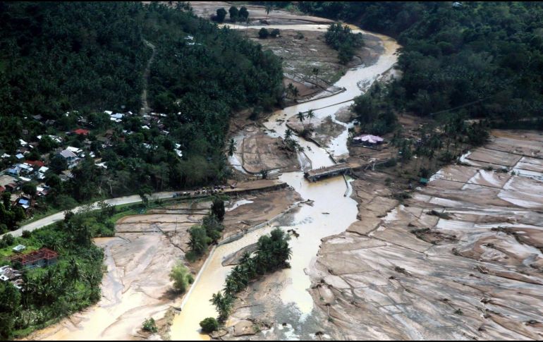 Vista aérea de un punte dañado en la ciudad de Naval. EFE/R. Ninal