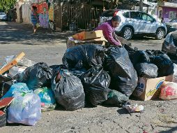 En la Colonia Constitución es común encontrar bolsas de basura y escombros en la vía pública; según la SSJ, con la lluvia esto se puede convertir en un criadero del mosco transmisor del dengue. EL INFORMADOR/M. Vargas