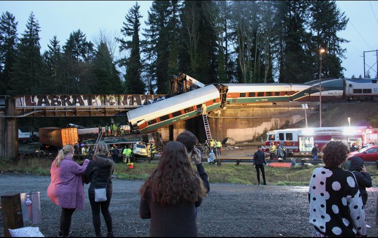 Tras el accidente, uno de los vagones quedó suspendido entre el puente y la carretera. AP/D. Fenelon