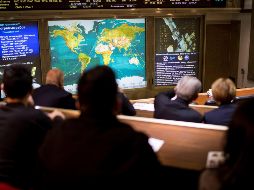 Familiares y amigos de los tripulantes de la nave rusa Soyuz MS-07 observan un mapa de seguimiento (c) en el que aparecen dicha nave y la Estación Espacial Internacional. EFE/J. Kowsky