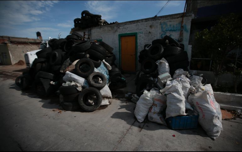 Los objetos arrumbados en la calle se convierten en recipientes potenciales para que se reproduzca el mosco que transmite la enfermedad. EL INFORMADOR/ARCHIVO